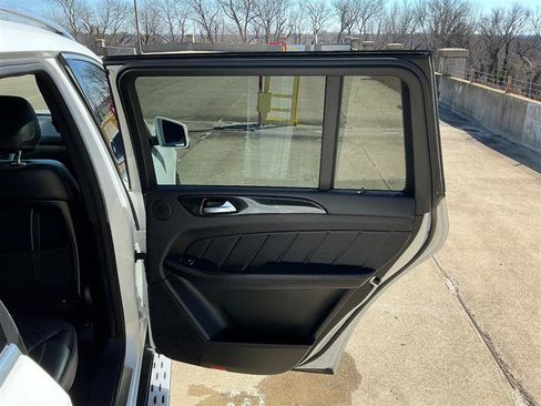Used 2016 Mercedes-Benz GL 450 4MATIC image 37