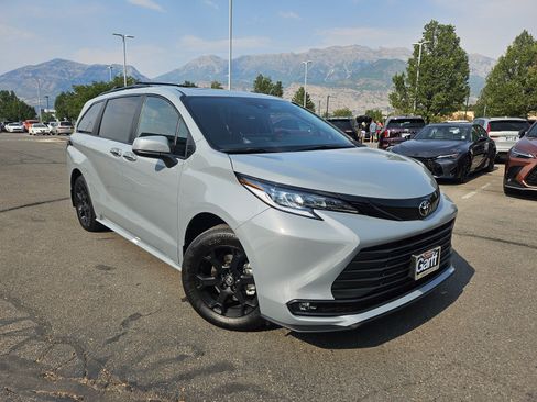 Used 2026 Toyota Sienna XLE Woodland Edition AWD/4WD image 3
