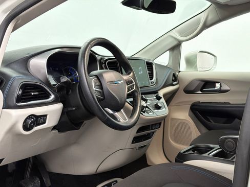 Used 2021 Chrysler Pacifica Touring w/ Uconnect Theater Family Group image 13