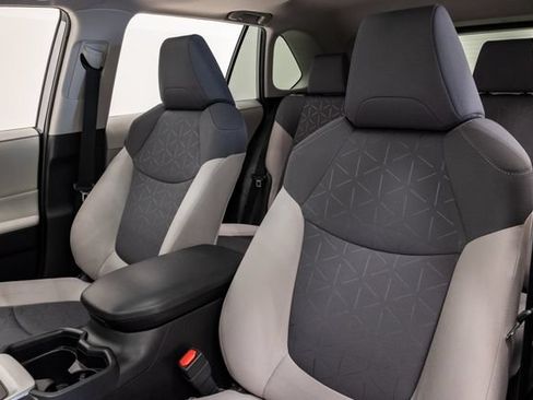 Used 2020 Toyota RAV4 XLE w/ Convenience Package FWD image 11