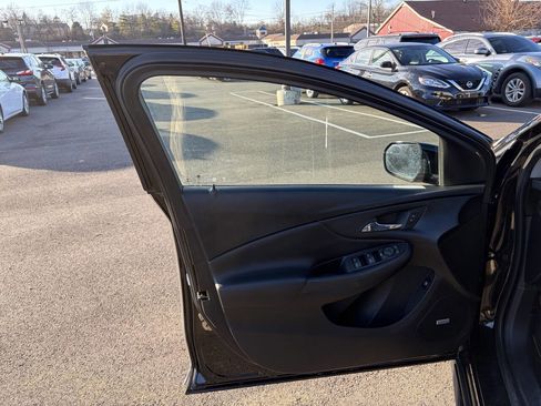 Used 2018 Chevrolet Volt Premier w/ Driver Confidence Package image 17