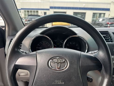 Used 2012 Toyota Highlander 4WD w/ Tow Pkg image 17
