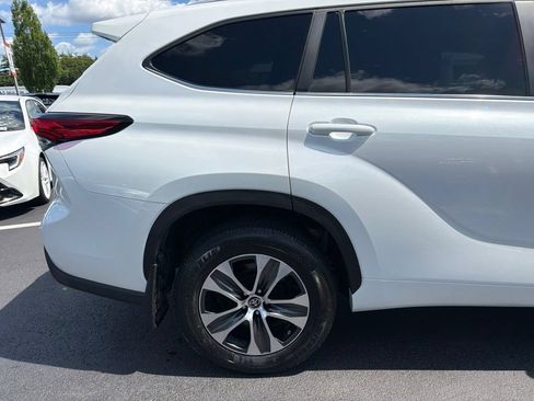 Used 2023 Toyota Highlander XLE AWD/4WD image 4