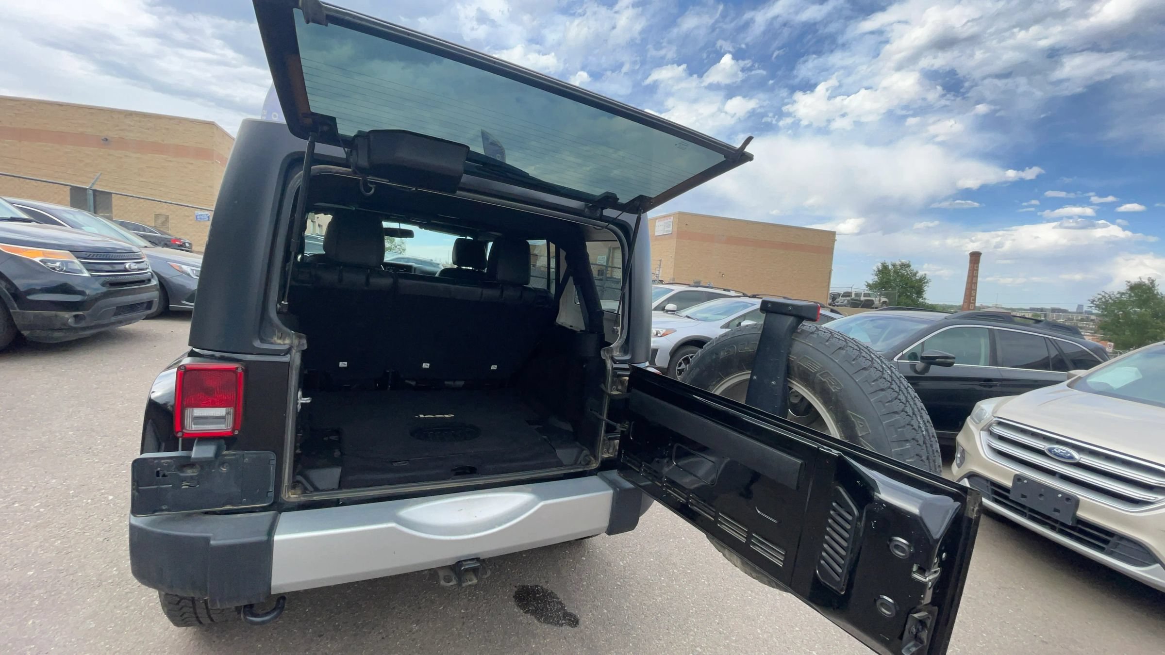 Used 2015 Jeep Wrangler Unlimited Sahara w/ Connectivity Group AWD/4WD image 15