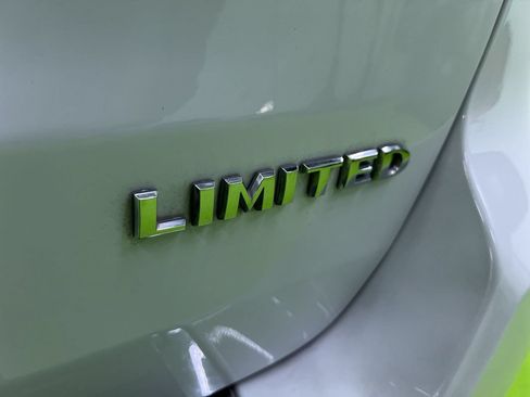 Used 2018 Jeep Grand Cherokee Limited AWD/4WD image 14