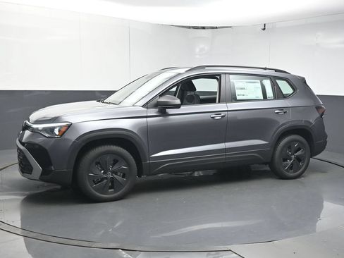 Used 2025 Volkswagen Taos SE FWD image 4
