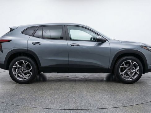 Used 2025 Chevrolet Trax LT FWD image 11