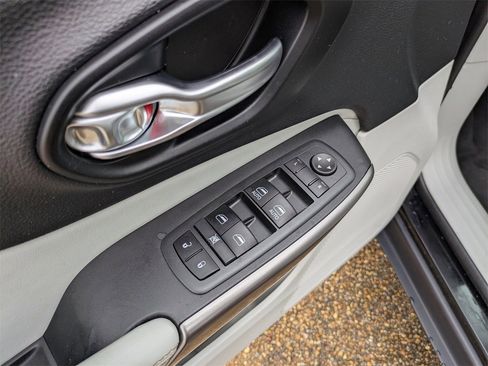 Used 2021 Jeep Cherokee Latitude Lux w/ Comfort/Convenience Group image 12