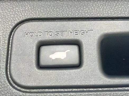 Used 2025 Honda Pilot Touring image 13