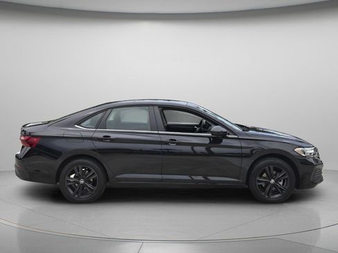 Used 2024 Volkswagen Jetta SE w/ Panoramic Sunroof Package FWD image 3