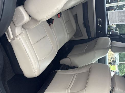 Used 2018 Ford Explorer XLT w/ Equipment Group 202A AWD/4WD image 14