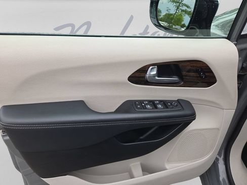 Used 2023 Chrysler Pacifica Limited FWD image 21