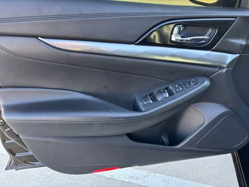 Used 2018 Nissan Maxima SR w/ Interior Lighting Package image 16
