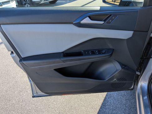 Used 2023 Volkswagen Taos SE w/ Panoramic Sunroof Package image 11