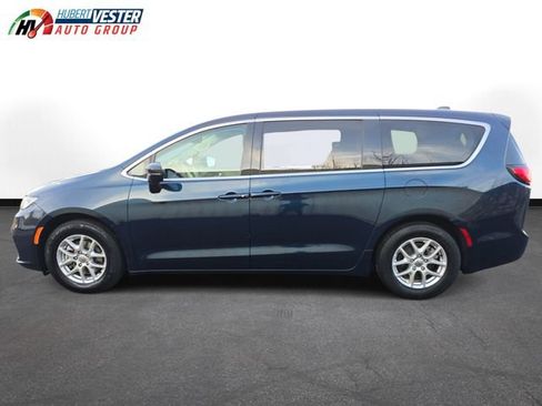 Used 2024 Chrysler Pacifica Touring-L FWD image 1