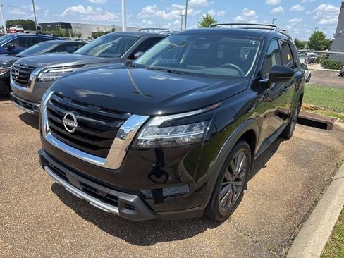 Used 2024 Nissan Pathfinder SL w/ SL Premium Package FWD image 2