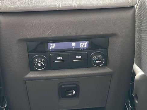 Used 2021 Chevrolet Traverse LT image 22