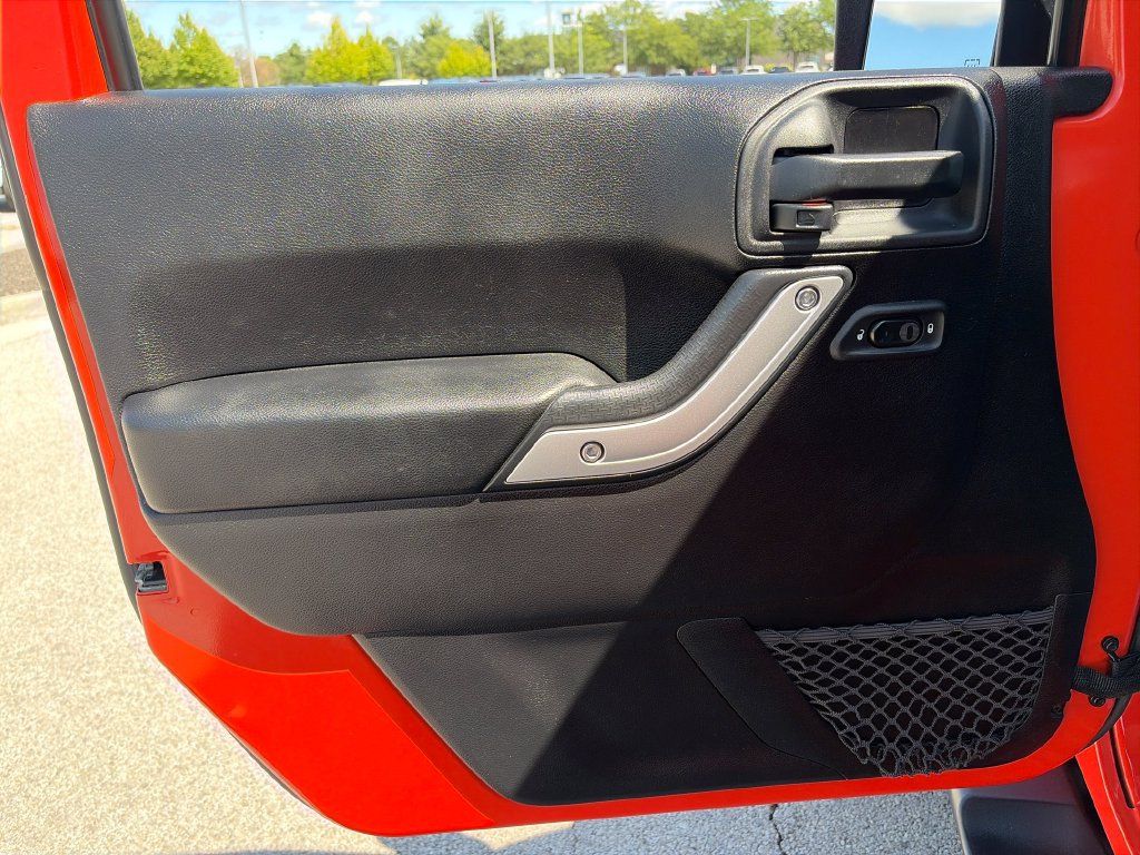 Used 2015 Jeep Wrangler Unlimited Sahara w/ Connectivity Group AWD/4WD image 14