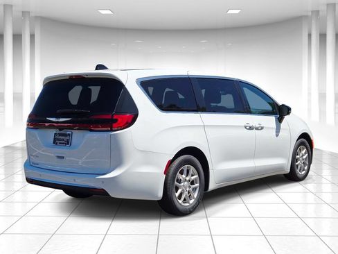 New 2026 Chrysler Pacifica Select FWD image 3