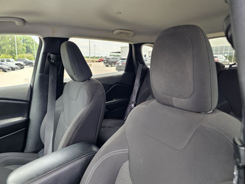 Used 2021 Jeep Cherokee Latitude FWD image 18