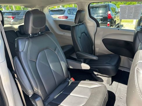 Used 2023 Chrysler Pacifica Touring-L AWD/4WD image 20