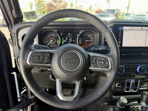 Used 2025 Jeep Wrangler Unlimited Sahara AWD/4WD image 17