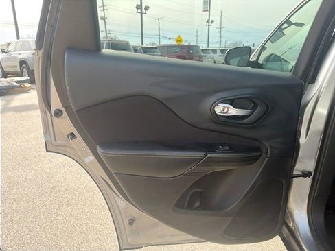 Used 2015 Jeep Cherokee Latitude w/ Comfort/Convenience Group image 28