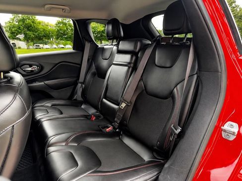 Used 2019 Jeep Cherokee Trailhawk w/ Cold Weather Group AWD/4WD image 24
