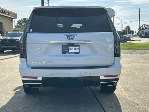 Certified 2026 Cadillac Escalade ESV Luxury w/ LPO, Radiant Package AWD/4WD image 7
