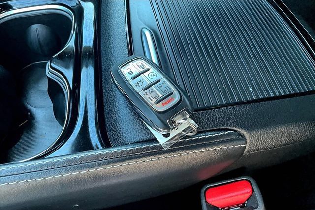 Used 2025 Chrysler Pacifica Limited FWD image 36