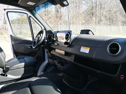Used 2025 Mercedes-Benz Sprinter 2500 image 21