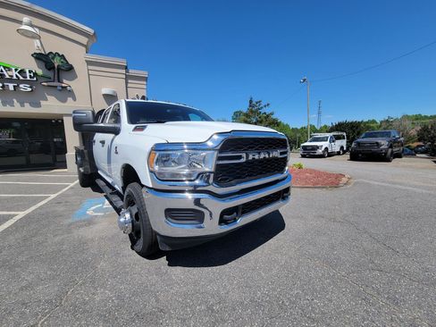 Used 2023 RAM 3500 Tradesman w/ Chrome Appearance Group AWD/4WD image 4