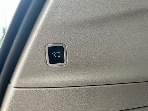 Used 2019 Chrysler Pacifica Limited w/ Tire & Wheel Group FWD image 27