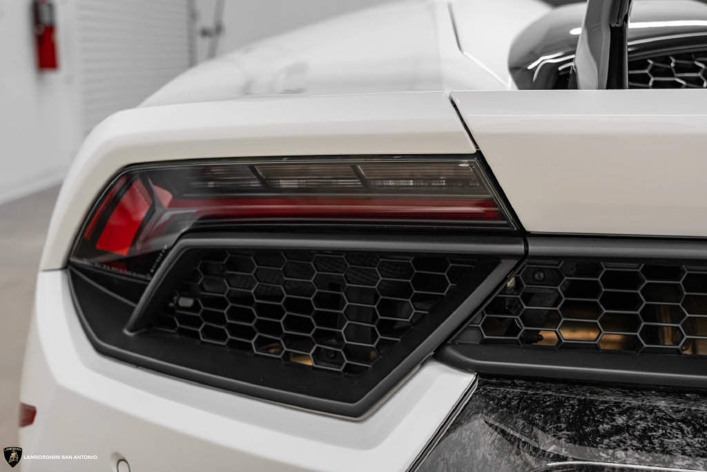 Used 2019 Lamborghini Huracan Performante AWD/4WD image 25