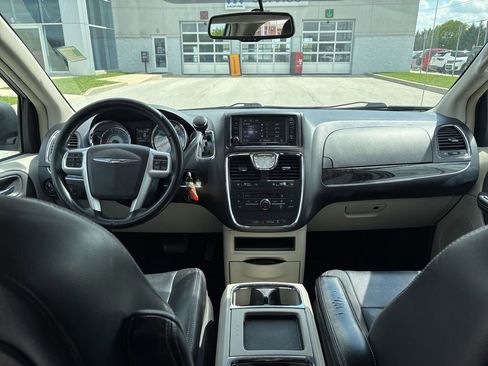 Used 2016 Chrysler Town & Country Touring FWD image 10