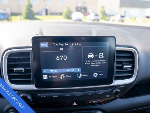 Used 2024 Hyundai Venue SEL image 26