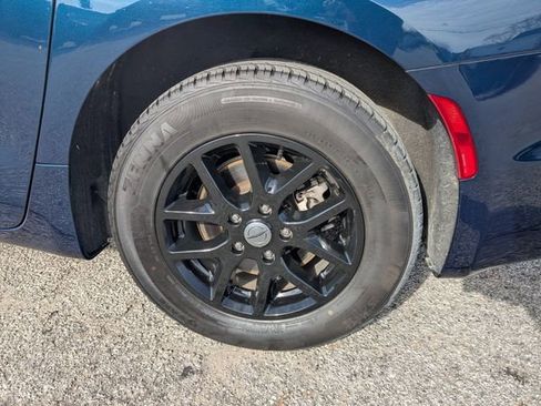 Used 2023 Chrysler Pacifica Touring-L image 15