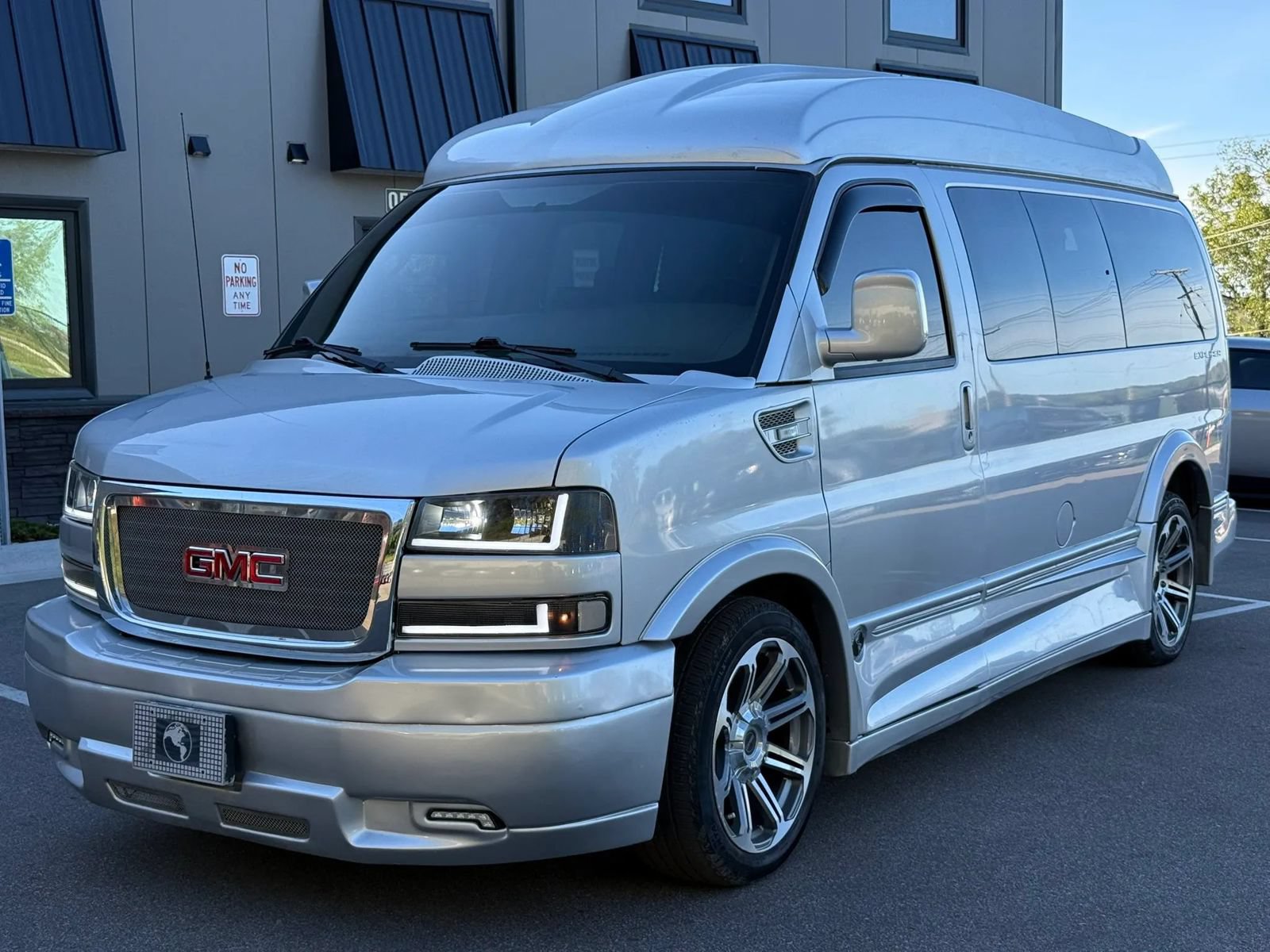 Used 2017 GMC Savana 2500 RWD image 1