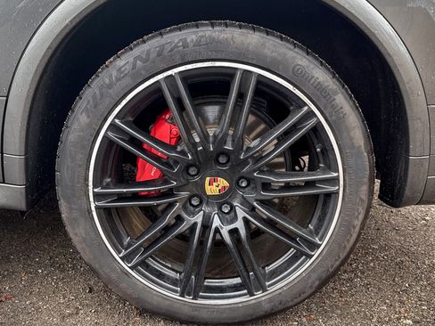 Used 2017 Porsche Cayenne Turbo image 8