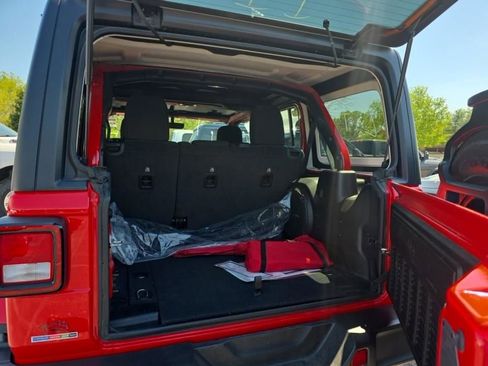 Used 2022 Jeep Wrangler Unlimited Sahara w/ Cold Weather Group image 11