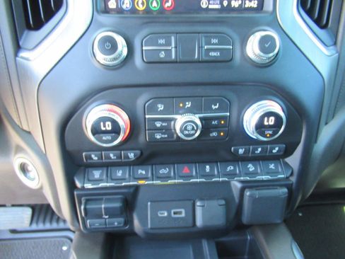 Used 2023 GMC Sierra 3500 Denali w/ Denali Black Diamond Edition AWD/4WD image 29