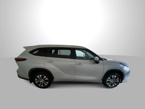 Used 2024 Toyota Highlander XLE AWD/4WD image 9