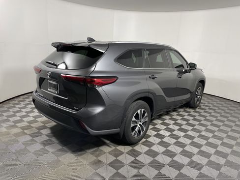 Used 2023 Toyota Highlander XLE image 5