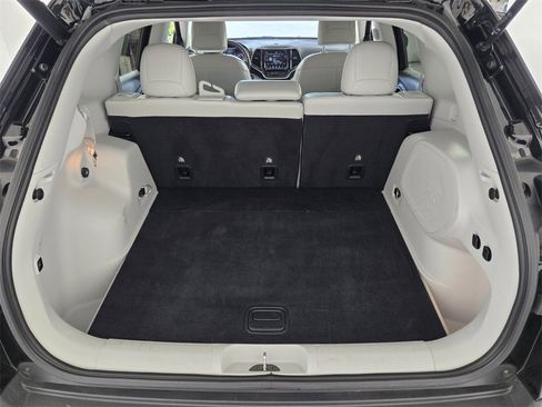 Used 2019 Jeep Cherokee Limited image 12