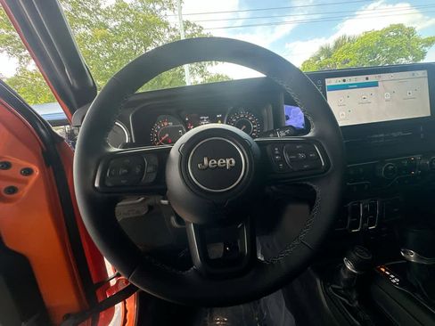 Used 2025 Jeep Gladiator Sport AWD/4WD image 15