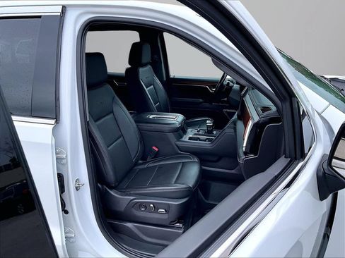 Used 2022 GMC Sierra 1500 Denali w/ Technology Package AWD/4WD image 8