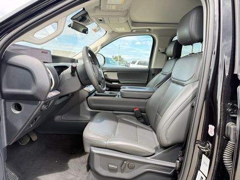 Used 2025 Ford Expedition Active AWD/4WD image 5