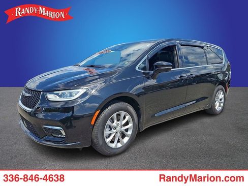Used 2025 Chrysler Pacifica Select AWD/4WD image 1