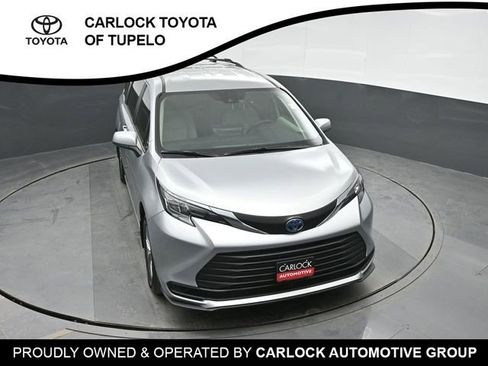 Used 2025 Toyota Sienna LE image 34