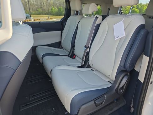 New 2026 Kia Carnival EX FWD image 6